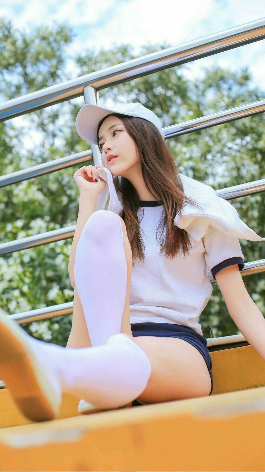 埃利亚·维维亚尼在场地自行车全能中夺金，维利亚轿车