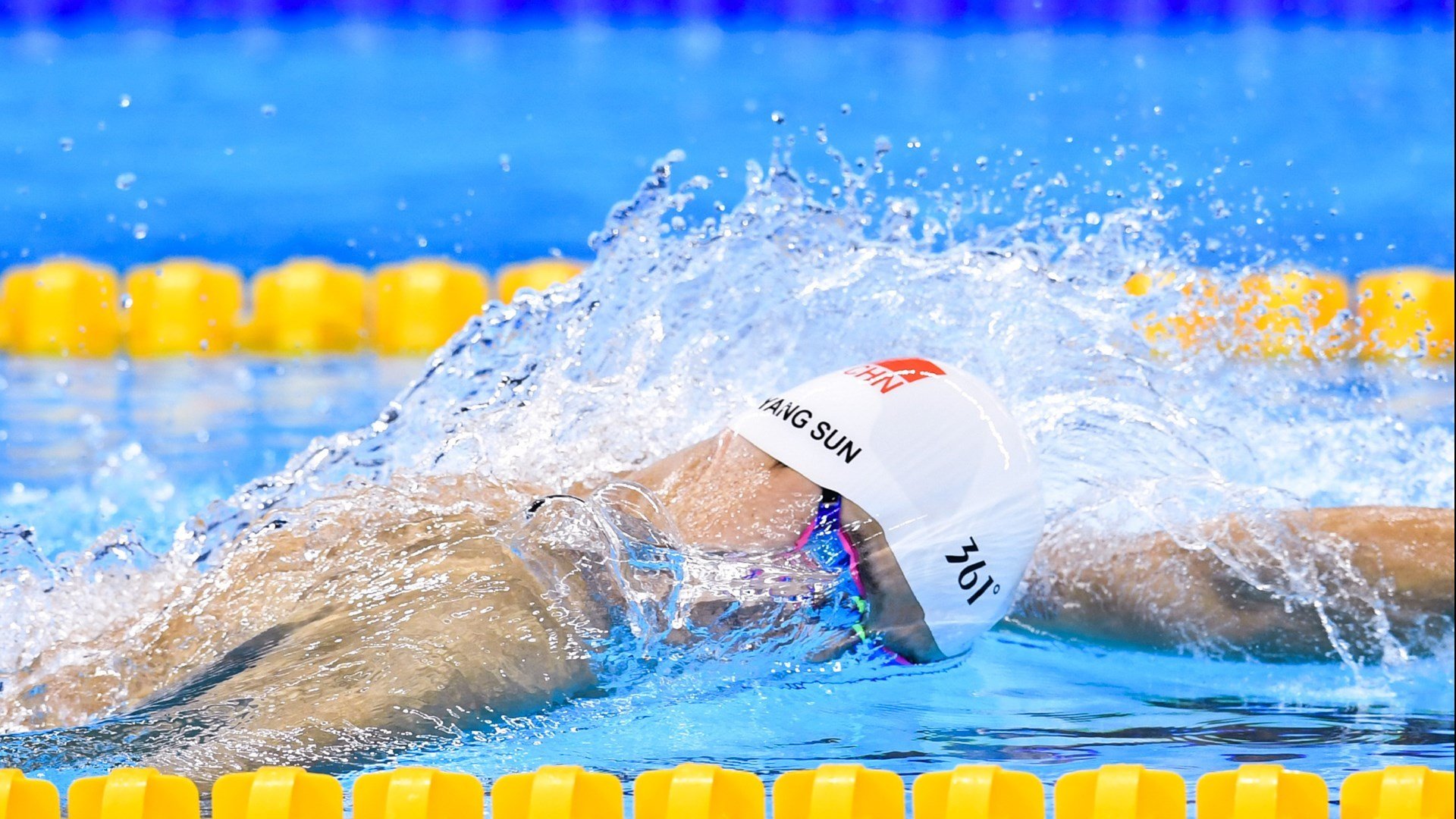 2022年季后赛：库里在第三节一人投中五个三分，瞬间锁定胜局，库里本赛季投进了多少三分