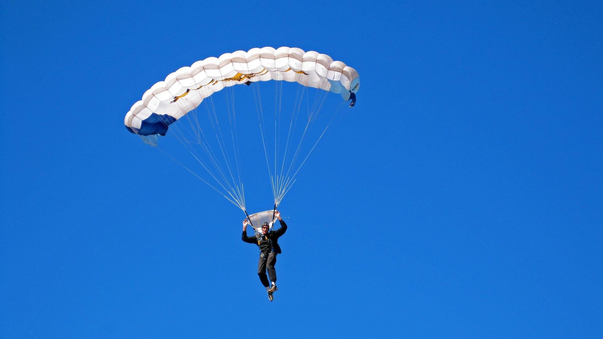 《全球电竞市场突破50亿美元，亚太地区领跑行业增长》，全球电竞产业规模